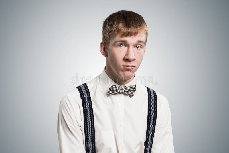 Un muchacho triste que parece insatisfecho y disgustado foto de archivo