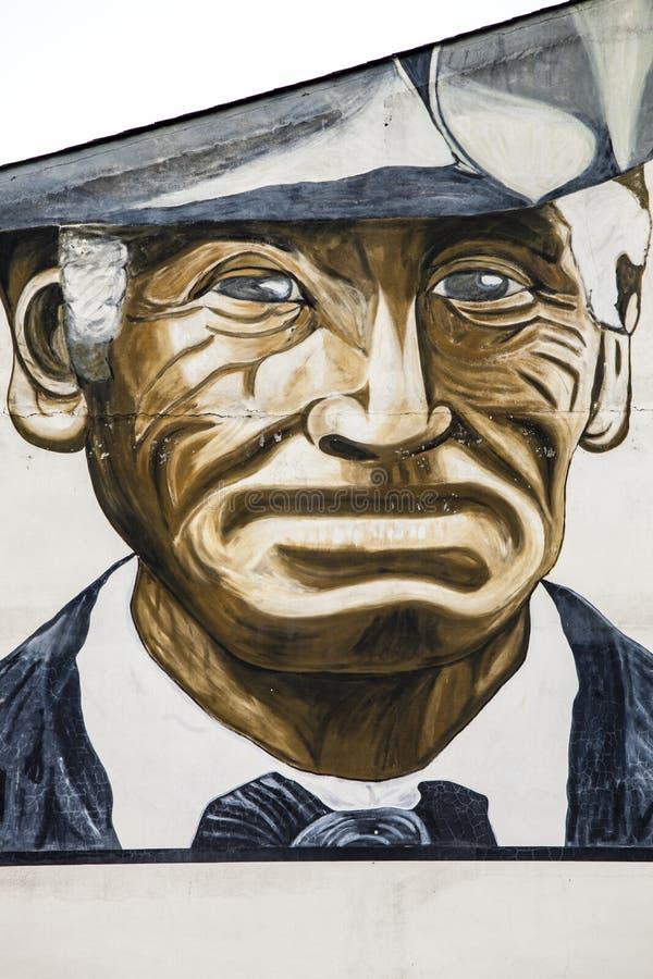 Un más viejo adulto del retrato con el sombrero, dibujado en una pared en el La Vella, Andorra