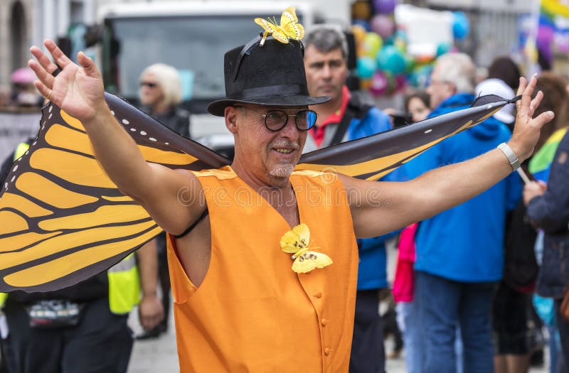 2019: Un más viejo hombre con las alas anaranjadas de la mariposa que asisten al desfile de Gay Pride también conocido como CDS d imagenes de archivo 2019: Un más viejo hombre con las alas anaranjadas de la mariposa que asisten al desfile de Gay Pride también conocido como CDS d imagenes de archivo