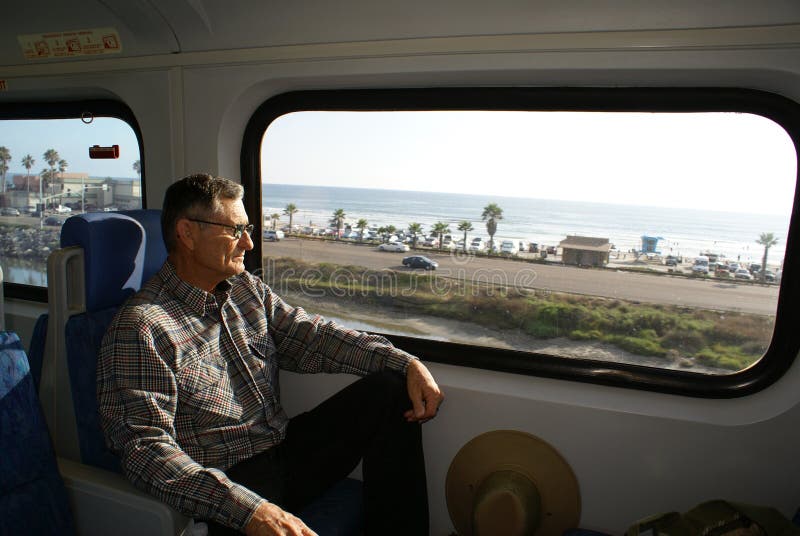Un más viejo hombre que viaja en el tren