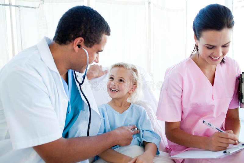 Un médecin et une infirmière examinant un patient d'enfant image libre de droits Un médecin et une infirmière examinant un patient d'enfant image libre de droits
