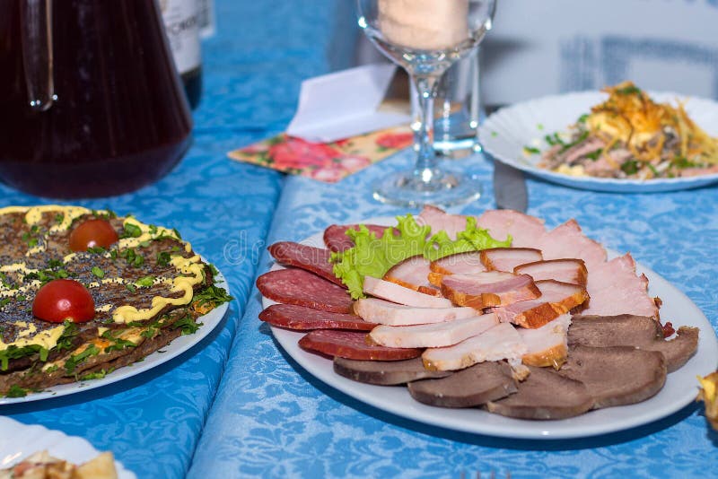 Un mélange de viande coupée en tranches, saucisse et jambon, a mis la table de restaurant images libres de droits Un mélange de viande coupée en tranches, saucisse et jambon, a mis la table de restaurant images libres de droits