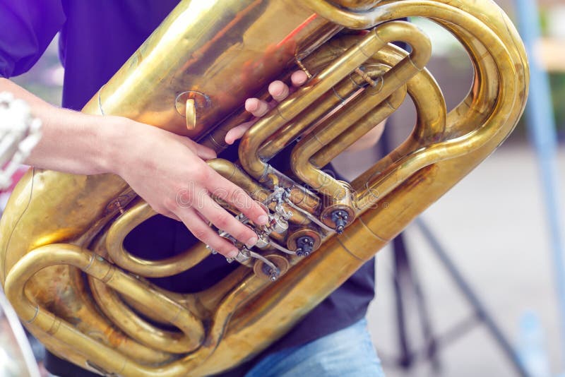 Un músico tuba encerrado en la calle de la ciudad foto de archivo Un músico tuba encerrado en la calle de la ciudad foto de archivo