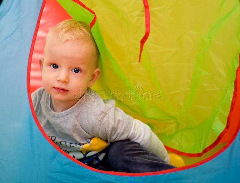 Un neonato di anni fotografie stock Un neonato di anni fotografie stock