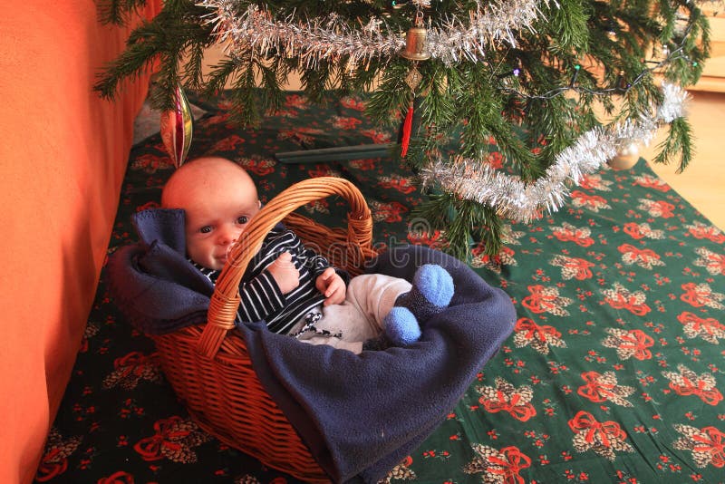 Un Neonato Nel Cesto Di Un Albero Di Natale Immagine Stock Immagine Di Arancione Religione