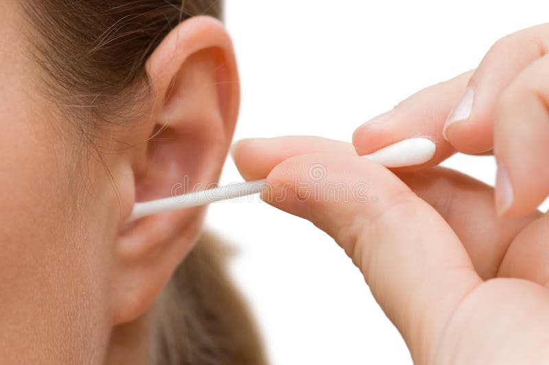 Un nettoyage de femme son oreille photos libres de droits Un nettoyage de femme son oreille photos libres de droits