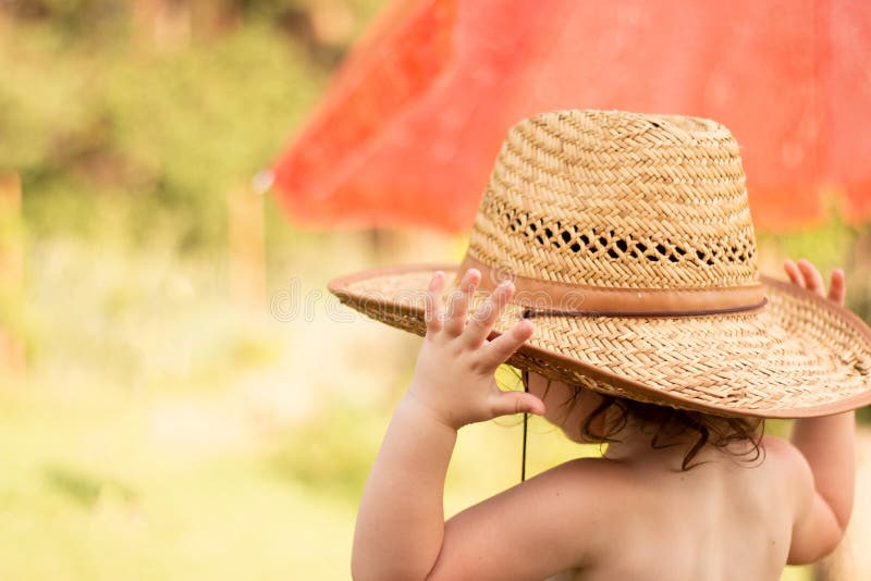 pasado Perseo manejo Un Niño Blanco Pequeño Con Un Sombrero De Vaquero De Paja Mirando Hacia  Abajo Sosteniendo El Borde. Dulces Momentos De La Niñez De Foto de archivo  - Imagen de crezca, pista: 225114572