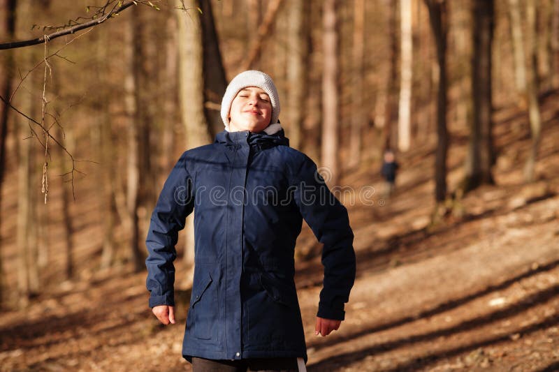 rock Ingenieros chupar Un Niño Joven Usa Chaqueta Y Sombrero En Un Bosque De Primavera Temprana.  Inhalar Al Máximo El Aire Fresco Foto de archivo - Imagen de cerrado,  standing: 248661432