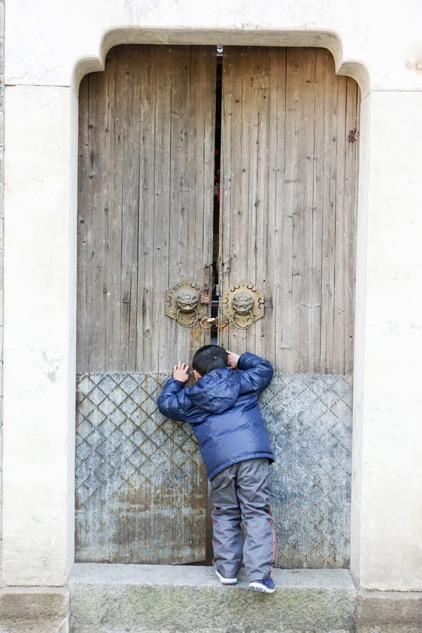 Un Niño Pequeño Mentía Delante De La Puerta De Madera Y Mirado Dentro Foto de archivo - Imagen de mentira, blanco: 126931238 Un Niño Pequeño Mentía Delante De La Puerta De Madera Y Mirado Dentro Foto de archivo - Imagen de mentira, blanco: 126931238