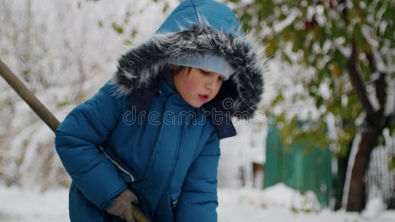 Un niño de la ciudad una ventisca y una pala un cuento de limpieza de invierno de fuerza perseverancia y un poco de ayuda