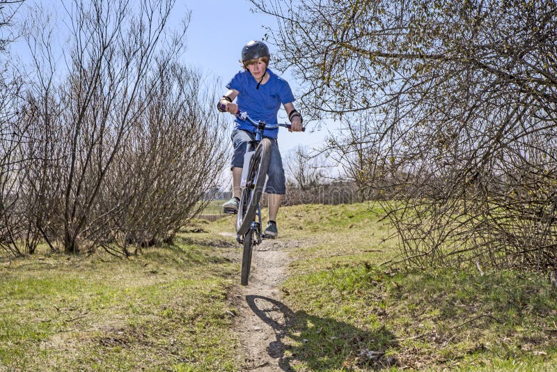 Un niño disfruta montando su bicicleta de tierra foto de archivo libre de regalías