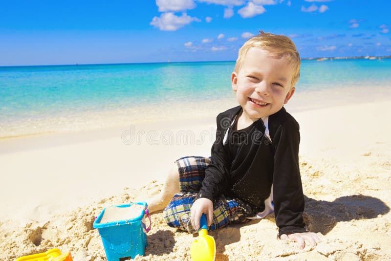 Little Boy que juega en la arena en la playa fotos de archivo Little Boy que juega en la arena en la playa fotos de archivo