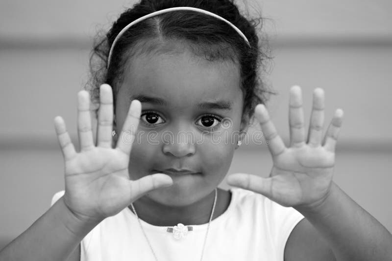 Un niño que muestra las manos vacías fotografía de archivo libre de regalías Un niño que muestra las manos vacías fotografía de archivo libre de regalías