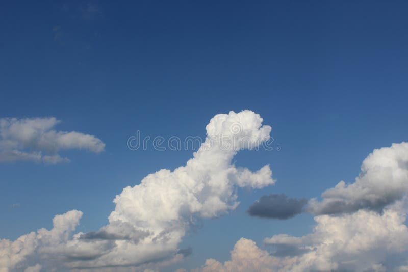 Un nuage formé par coton image stock. Image du formé - 142440369