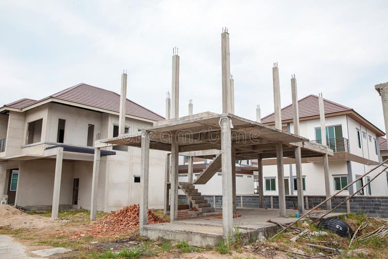 Un nuovo bastone ha costruito in costruzione domestico Casa residenziale della costruzione nuova in corso al cantiere fotografie stock Un nuovo bastone ha costruito in costruzione domestico Casa residenziale della costruzione nuova in corso al cantiere fotografie stock