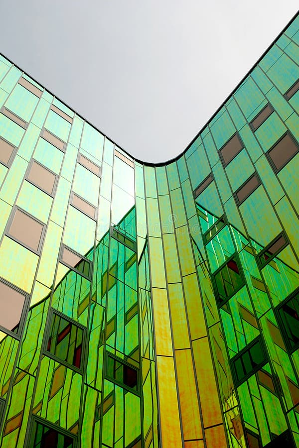 Un oficina-edificio moderno, equipado de la pared reflectora coloreada