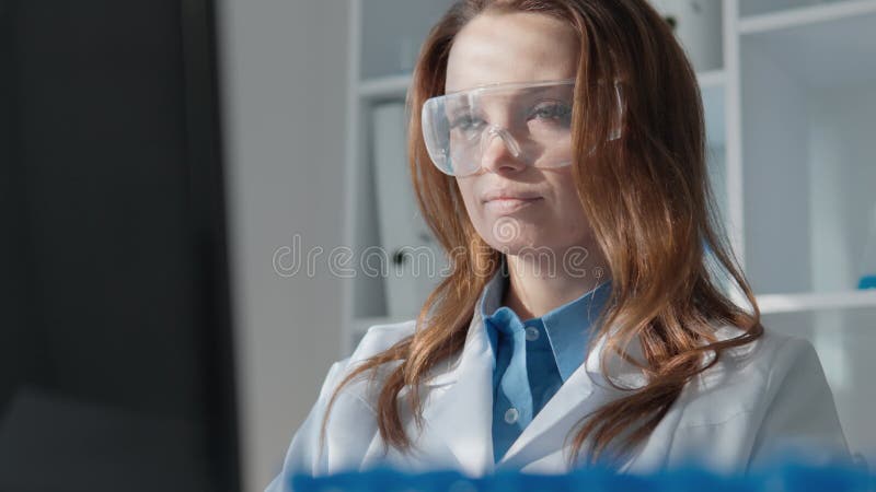 Un om de știință specializat într-un laborator dotat cu echipament de siguranță care poartă experimente pentru a îmbunătăți înțele stock video footage