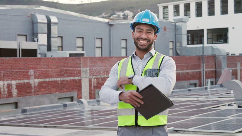 Un orgulloso contratista e inspector navegando en una tableta digital en un sitio de construcción. administrador de mantenimiento