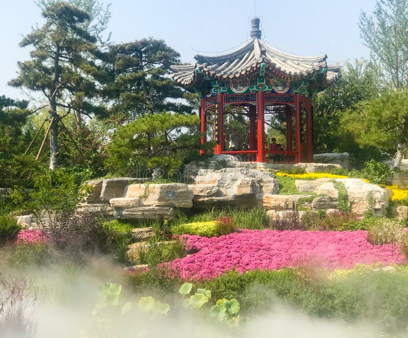 Un pabellón para descansar en un jardín chino imagen de archivo Un pabellón para descansar en un jardín chino imagen de archivo