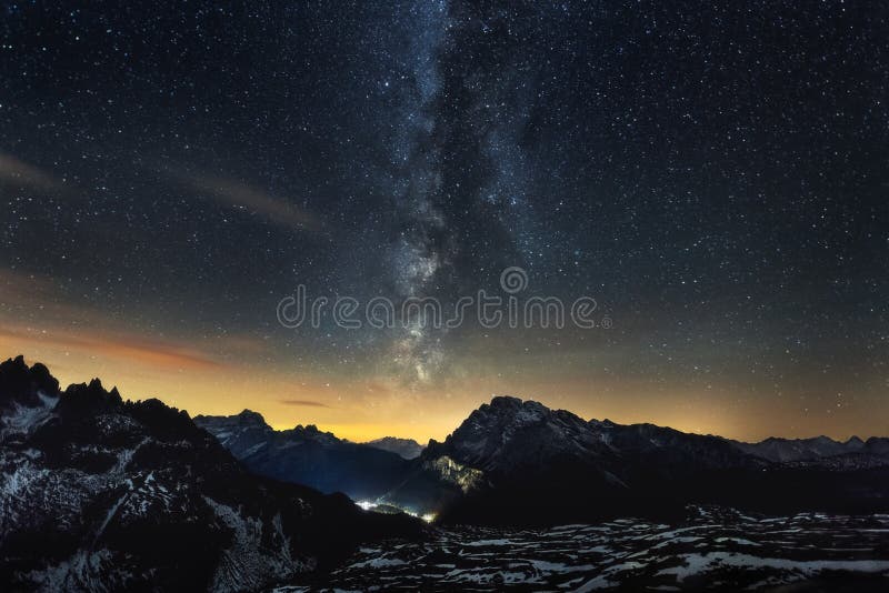 Un paesaggio di respiro della Via Lattea sulle Alpi italiane