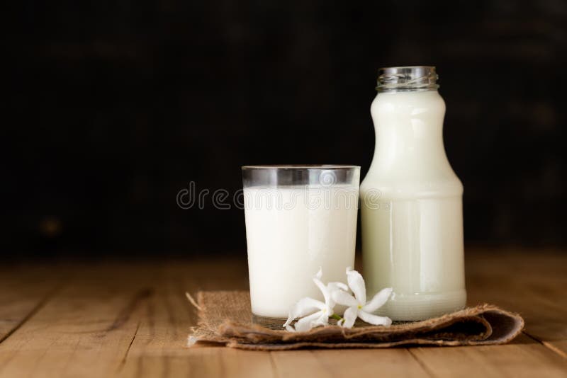 Un pahar cu lapte și o sticlă de lapte proaspăt stock photography