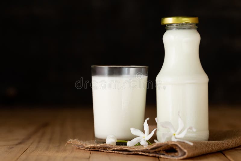 Un pahar cu lapte și o sticlă de lapte proaspăt stock photos