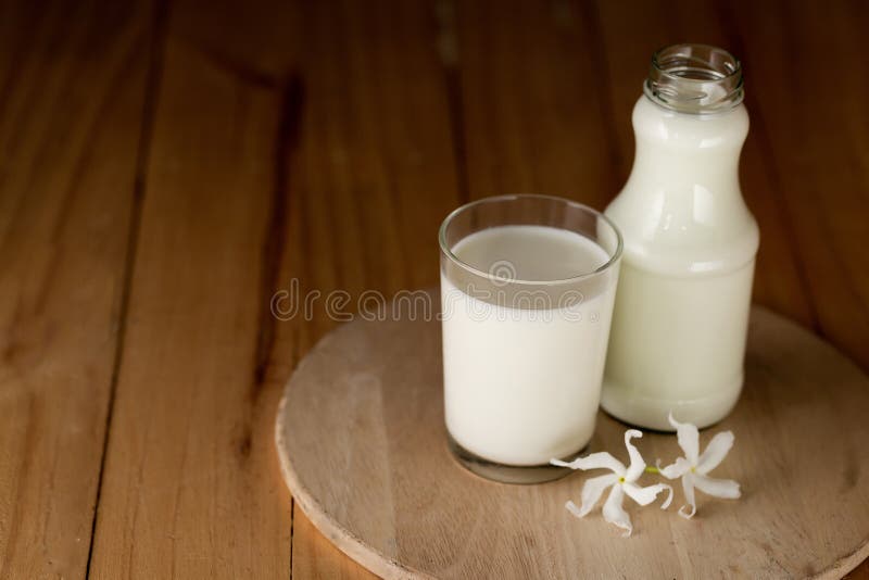 Un pahar cu lapte și o sticlă de lapte proaspăt stock image