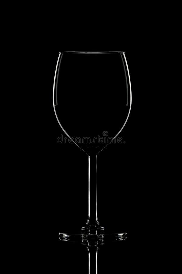 Un pahar de vin elegant pe fond negru. royalty free stock photography