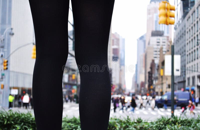 Un paio delle gambe che stanno in una città fotografie stock libere da diritti Un paio delle gambe che stanno in una città fotografie stock libere da diritti