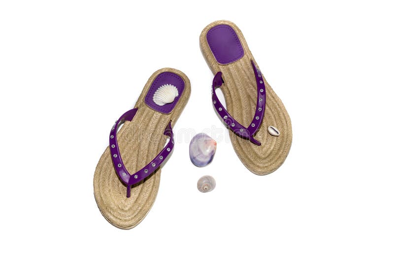 Un paio di nuove, pantofole lilla delle donne per la spiaggia immagini stock libere da diritti Un paio di nuove, pantofole lilla delle donne per la spiaggia immagini stock libere da diritti