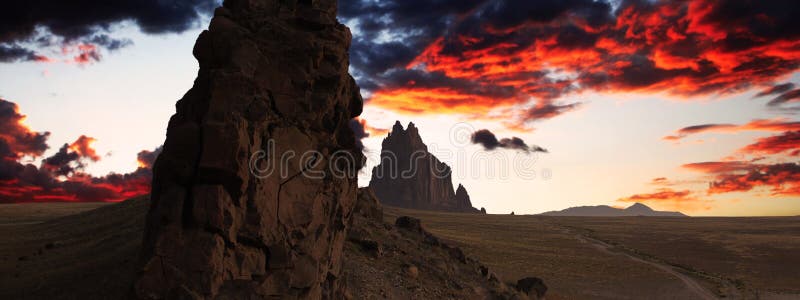 Un paisaje de Shiprock contra un cielo crepuscular impresionante imagenes de archivo Un paisaje de Shiprock contra un cielo crepuscular impresionante imagenes de archivo
