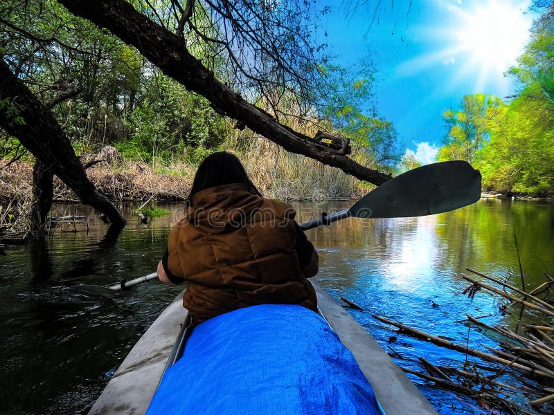 Un paisaje hermoso de un atleta de la mujer está nadando en un río cerca de Badark fotos de archivo libres de regalías Un paisaje hermoso de un atleta de la mujer está nadando en un río cerca de Badark fotos de archivo libres de regalías