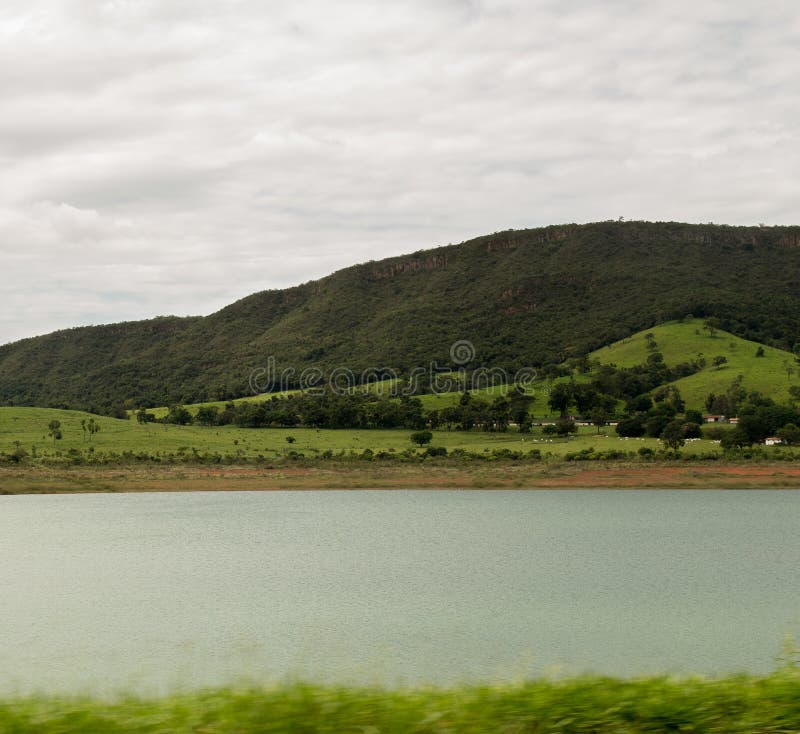 Un paisaje verde sobre el cielo azul fotos de archivo libres de regalías Un paisaje verde sobre el cielo azul fotos de archivo libres de regalías