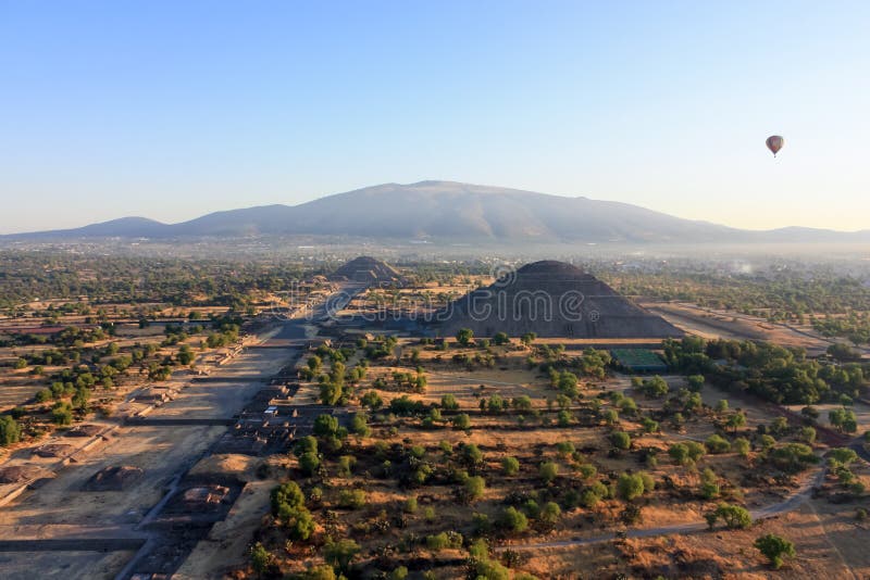 Un pallone d'aria calda nel cielo azzurro chiaro sopra le piramidi del Teotihuacan Sun e della Luna in Messico fotografia stock Un pallone d'aria calda nel cielo azzurro chiaro sopra le piramidi del Teotihuacan Sun e della Luna in Messico fotografia stock