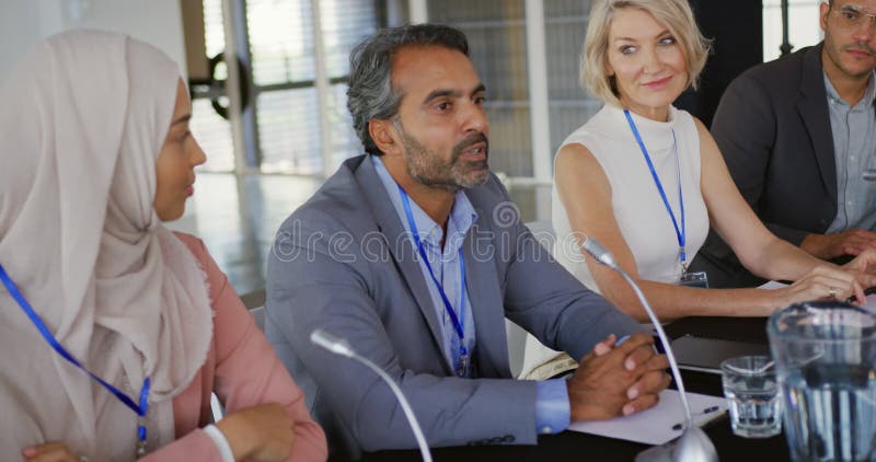 Un panel de delegados de negocios hablando en una conferencia almacen de metraje de vídeo