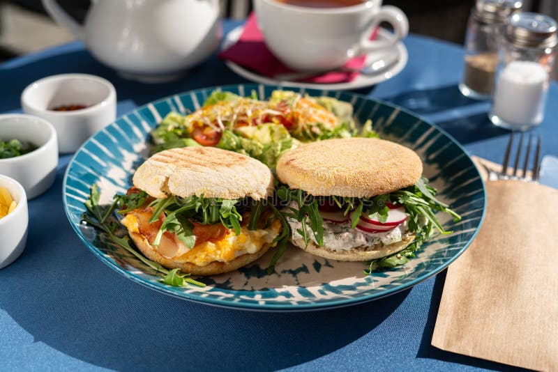 Un panino di uova strapazzate e formaggio bianco di cottage servito con verdure fotografie stock libere da diritti