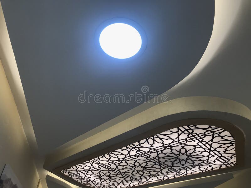 Faux Plafond Suspendu En Gypse Décoratif Et Décoration D'éclairage Led  Spécial Cercle Fond Noir Pour Un Travail De Finitions D'intérieur De  Magasin Dans Un Bâtiment Commercial Banque D'Images et Photos Libres De