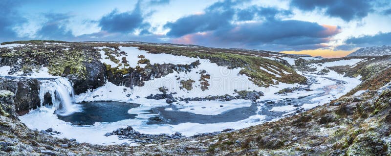 Un panorama helado de la cascada durante salida del sol en Islandia fotografía de archivo libre de regalías Un panorama helado de la cascada durante salida del sol en Islandia fotografía de archivo libre de regalías