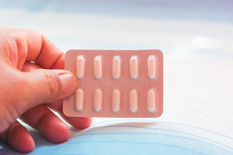 Un paquet de pilules blanches de médecine sur le lit photo libre de droits Un paquet de pilules blanches de médecine sur le lit photo libre de droits