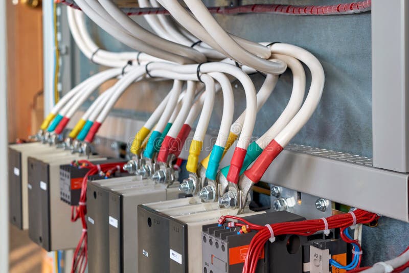 Un paquete grande de cables eléctricos o de alambres conectó con los contactores imagen de archivo libre de regalías Un paquete grande de cables eléctricos o de alambres conectó con los contactores imagen de archivo libre de regalías