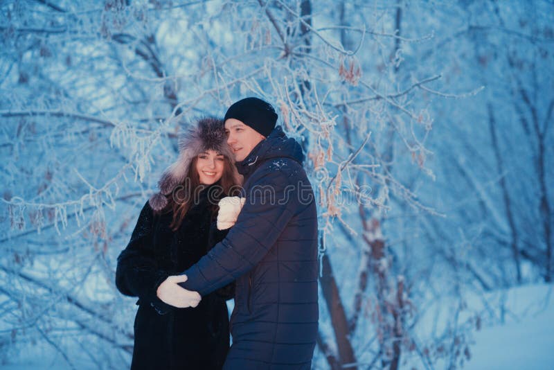 Un par cariñoso en un paseo del invierno Historia de amor de la nieve, magia del invierno Hombre y mujer en la calle escarchada E imágenes de archivo libres de regalías Un par cariñoso en un paseo del invierno Historia de amor de la nieve, magia del invierno Hombre y mujer en la calle escarchada E imágenes de archivo libres de regalías