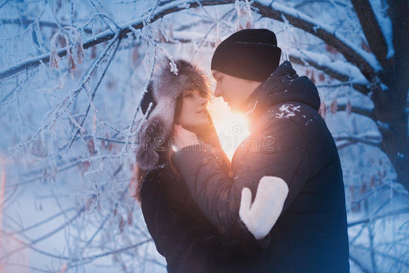 Un par cariñoso en un paseo del invierno Historia de amor de la nieve, magia del invierno Hombre y mujer en la calle escarchada E imagen de archivo libre de regalías Un par cariñoso en un paseo del invierno Historia de amor de la nieve, magia del invierno Hombre y mujer en la calle escarchada E imagen de archivo libre de regalías
