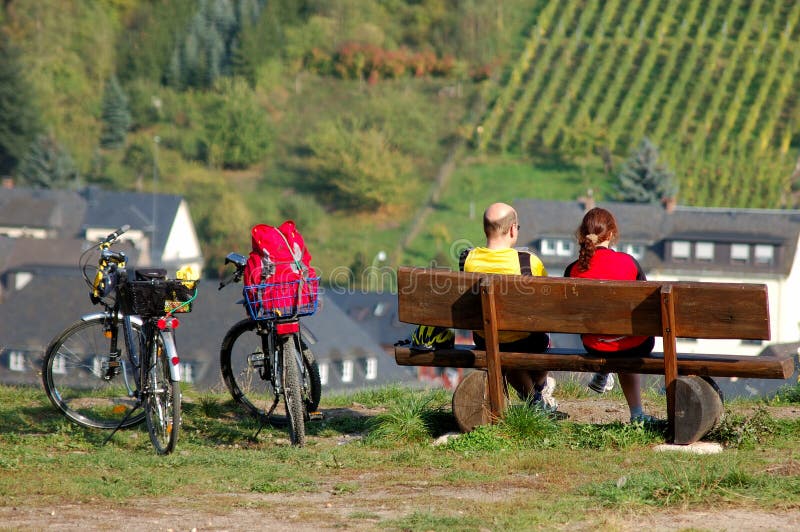 Un par con dos bicicletas enjoing el paisaje imagen de archivo Un par con dos bicicletas enjoing el paisaje imagen de archivo