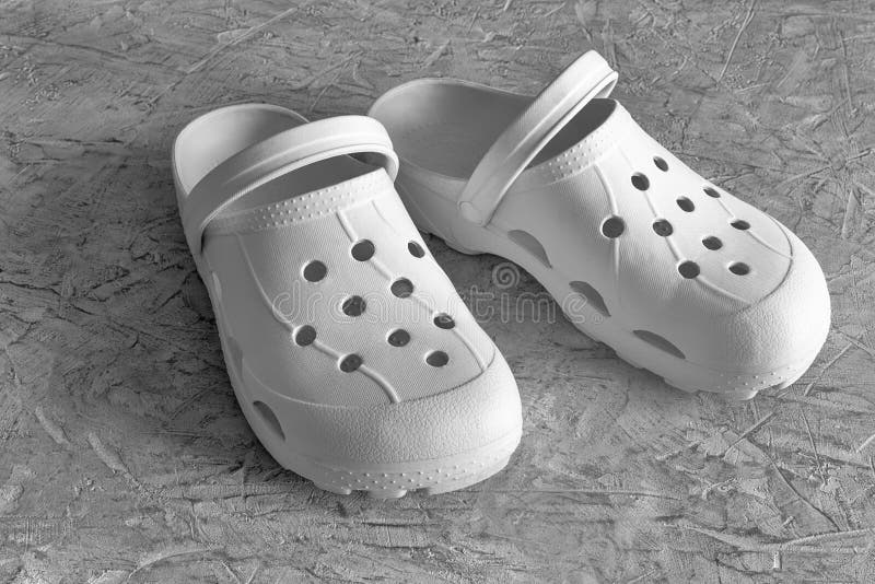 Un Par De Crocs Mujeres Sandalias Foto de archivo - Imagen de pares, accesorio: 225930632