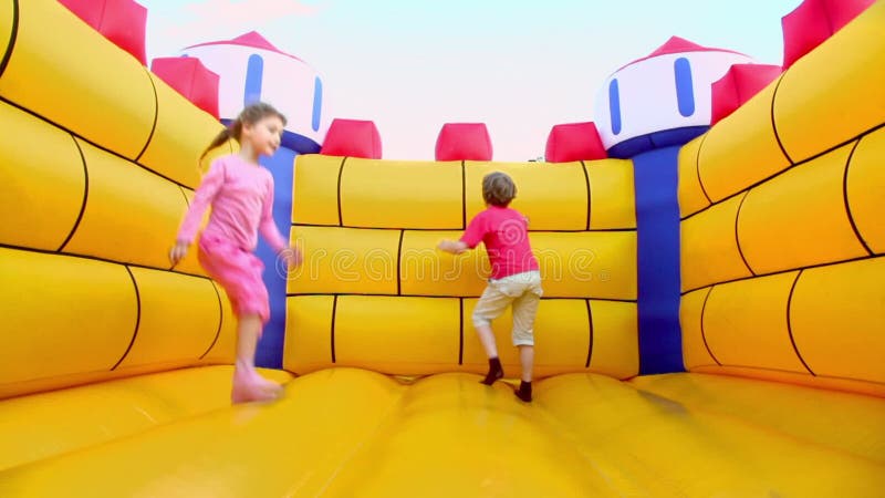 Un par de niños y una niña saltan al metrajes