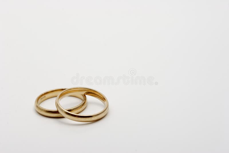Un par de vendas de los anillos de bodas fotos de archivo libres de regalías Un par de vendas de los anillos de bodas fotos de archivo libres de regalías