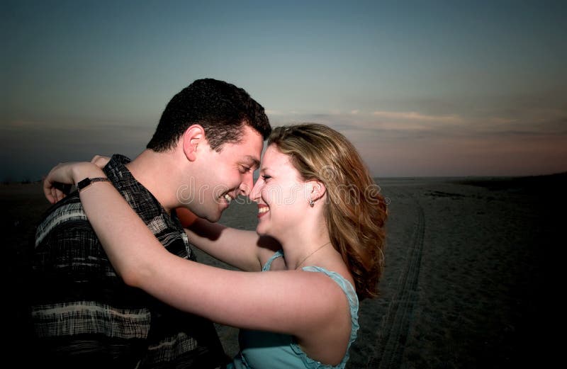 Un par en amor en una playa imágenes de archivo libres de regalías Un par en amor en una playa imágenes de archivo libres de regalías