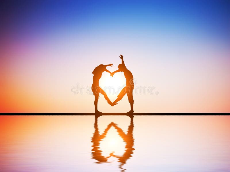 Un par feliz en el amor que hace un corazón forma fotos de archivo libres de regalías