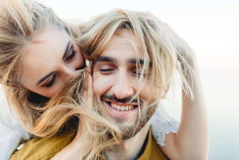 Un par joven en el amor que se divierte y que juega con un pelo de la muchacha Una novia y un novio alegres que ríen, primer fotografía de archivo Un par joven en el amor que se divierte y que juega con un pelo de la muchacha Una novia y un novio alegres que ríen, primer fotografía de archivo