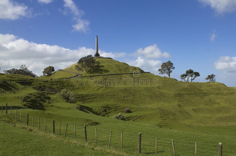 Un parco Auckland Nuova Zelanda della collina dell'albero fotografia stock Un parco Auckland Nuova Zelanda della collina dell'albero fotografia stock